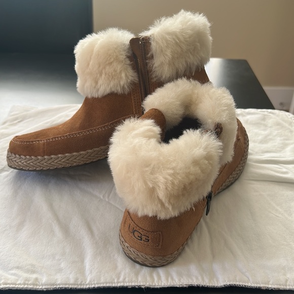 NWOT UGG Genuine Shearling Lined Elowen Bootie - Picture 2 of 10